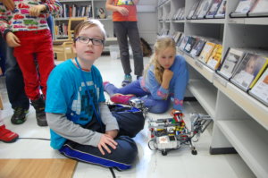 Eerik ja Siiri koodasivat robotin, joka osaa ratkaista Rubikin kuution.