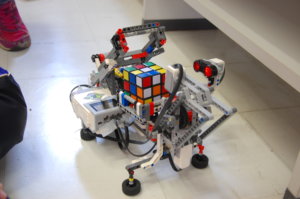 Rubikin kuutio ratkeaa robotin käsittelyssä alle minuutissa.