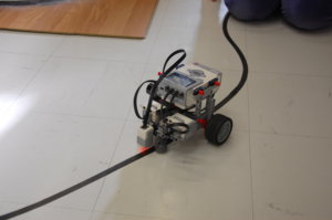 Tämä robotti on ohjelmoitu seuraamaan lattiaan piirrettyä viivaa.