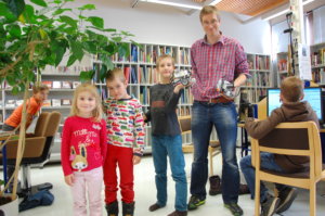 Markku Leino opetti Akaan pääkirjastossa robottien koodausta. Leinon lapset Aino, Ilmari ja Akseli olivat innolla mukana.