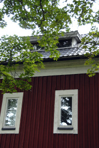 Yläkerran ikkunat olivat pikkuruiset ennen remonttia, eikä muutakaan hätäpoistumistietä ollut.