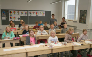 Viialan yhtenäiskoulun 4C-luokka on viihtynyt uusissa tiloissa hyvin. Luokan ohjaajana toimii Krisse Lehtimäki (takana oik.) ja opettajana Laura Vedenpää.