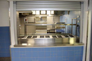 Oppilaat tuovat lautasensa pesulinjalle. Ruokalaan mahtuu yhtä aikaa 120 ruokailijaa. Ruokalatila on mahdollista erottaa keittiöstä omaksi tilakseen laskettavalla väliseinällä.  