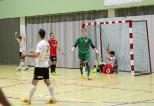 Leijona Futsalin Henri Ojala teki sunnuntaina Ruutupaitoja vastaan kaksi maalia ja painui välillä itsekin verkon perukoille. Kuva: Nykke Nyström.