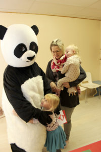 2-vuotias Elvi ihmetteli avajaisissa vieraillutta pandakarhua äitinsä Oona-Lina Alilan sylissä. Fanni uskaltautui halaamaan pandaa. 