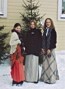 Maija Kinnari (vas.), Mirva Hietakangas ja Liisa Parikka Arolan asuissa. 