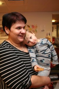 Sari Peltomäen Joona-poikaa alkoi raukaista, kun hän leipomisurakan jälkeen pääsi maistelemaan valmiita pipareita.