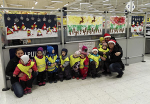 Nahkialan päiväkodin lapset taiteilivat jouluisia töitä Toijalan S-markettiin.