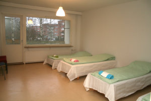 Vastaanottokeskuksen huoneissa on valmiina sängyt, petivaatteet ja pyyhkeet. Asukkaat saavat itse olla valitsemassa muun muassa mattoja ja verhoja.