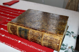 Pakkasilla jouluevankeliumi luetaan vuoden 1878 Raamatusta, joka alun perin on kuulunut Maurin isoisoisälle Mauritz Pakkaselle. 