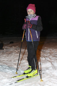 8-vuotias Laura Ratilaisen mielestä hiihto on kivaa. Laura harrastaa myös yleisurheilua. 