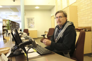 Kirjastotoimenjohtaja Timo Tammisen mukaan aukioloajan supistus kohdistuu Viialan kirjastoon, koska kirjastossa kävijöitä on vähemmän kuin Toijalassa.