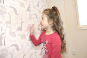 Miina valitsi oman huoneensa seinälle dinosaurustapetin. 