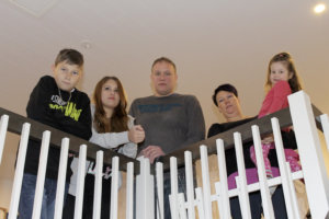 Tiitus, Roosa, Timo, Jonna ja Miina halusivat myös uuden kodin Heinäsuolle. Palaneessa talossa tilat olivat yhdessä tasossa, kun taas uudessa kodissa on kaksi kerrosta. 