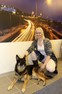    Asiakastyytyväisyyskyselyjä rakennusalan yrityksille tekevä Viadatum toimii Akaanportin yritystalossa. Myös toimitusjohtaja Elina Lindholmin koira Tara viihtyy toimistossa. Seinällä oleva kuva on Tampereen Mustavuoresta.