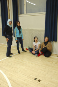 Mona Alnaif (vas.), Tuka Enwar, Zina Mohammed ja Muroj Anwar odottelivat naisten liikuntavuoron alkamista.