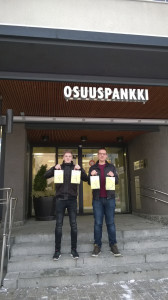 Niclas Koskinen ja Pentti KallioTiura osallistuivat myyntityöhön osuuspankin edustalla. Kuva: Lari Löflund.