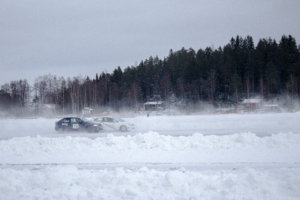 Pöllyävä lumi vaikeutti näkemistä radalla, minkä saivat kokea myös Esa Huutoniemi (19) ja Toni Lähteenmäki (92).
