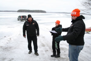Akaan Moottrimiesten Ville Mikkola (oik.), Sanna Niemelä ja Mika Virolainen osallistuivat jääradan turvatarkastukseen viime perjantaina.