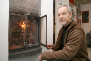 Kun Alf Lindström talvi-iltoina polttaa takassa pesällisen puita, puhutaan todellakin pesällisestä.