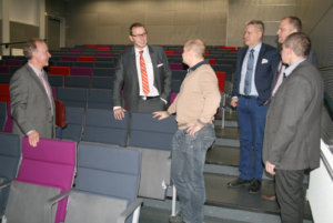 Jarmo Halonen (vas.) jäi seminaarin lopuksi keskustelemaan Akaan kokoomuksen ja pankkimaailman edustajien kanssa.