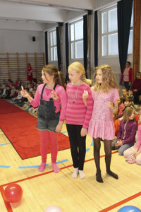 Arabella Kroon (vas.), Enni Koppanen ja Henna Kyrölä pukeutuivat pinkkiin.