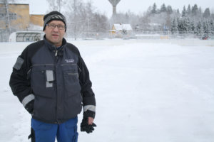 Akaan kaupungin kenttämestari Pekka Julin aloitti maanantaina työt auraamalla lumet Viialan yhtenäiskoulun kaukalosta. Kenttää ei enää hoideta iltaisin ja viikonloppuisin.