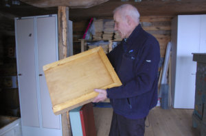 Pesän pohjalevy vaihdetaan, jotta mehiläiset eivät saisi likaisesta pohjalevystä tauteja.
