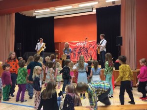 Yli 250 kuulijaa seurasi lastenmusiikkiorkesteri Orffien konserttia Arvo Ylpön koululla. Kuva: Minna Virtanen. 