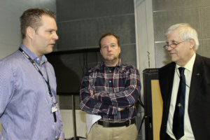 Paloesimies Sami Ahola, maanviljelijä Arto Arola ja yli-insinööri Hannu Wirola jatkoivat keskustelua tilaisuuden jälkeen.