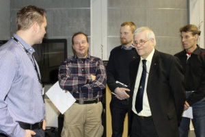 Paloesimies Sami Ahola (vas.) esitteli viljelijöille maatilan pelastussuunnitelmaa. Kuulijoina olivat muun muassa maanviljelijät Arto Arola, Jani Hevonoja, Juha Vaittinen ja yli-insinööri Hannu Wirola Pirkanmaan ely-keskuksesta.