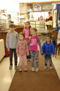 Mohamed (vas.), Aicha, Amira, Maryam (takana) ja Ahmed halusivat esittää venäjäksi kappaleen Mamontek.