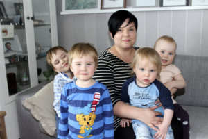 Jaana Kuusela on viimeiset kolme vuotta ollut kotiäitinä. Perheen lapset ovat   Santeri, Eemeli, Mikael ja Emilia. 