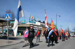 Lippukulkue marssi Valtatietä pitkin ympyrätalolta Toijalan torille.