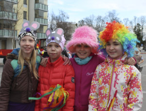 Neljäsluokkalaiset Sonja, Emma, Enni ja Venla olivat askarrelleet kulkuetta varten vappukoristeita. Tyttöjen mielestä vapputempauksessa oli kivaa mutta kylmää. 