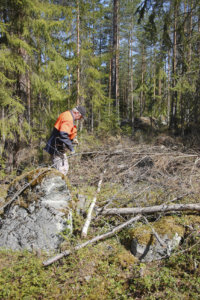 Metsä pöllysi kun Ahti Kallioinen kävi risujen kimppuun.