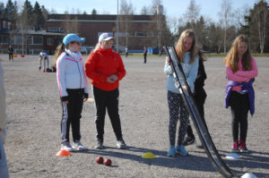 Ronja Paldanius (vas.), Emmi Koro, Nea Holttinen ja Mona Mantonen pelasivat bocciaa.