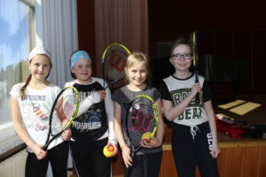 Neljäsluokkalaiset Tuana Hakala, Sofia Kraft, Iida-Stiina Salminen ja Erik-Mikael Lampinen osallistuivat Street Tennis -tapahtumaan Arvo Ylpön koululla. 