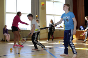 Topias Mansikka arvelee, että voisi pelata myös tennistä. Tällä hetkellä Topias harrastaa jääkiekkoa Valkeakosken Kiekko-Ahmassa ja jalkapalloa Toijalan Pallossa.