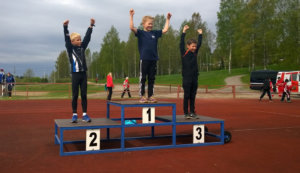 P09 sarjan mitalistien tuuletukset palkintopallilla. Toijalan Vauhdin Arttu Viljanen vasemmalla. Kuva: Kari Uolamo. 