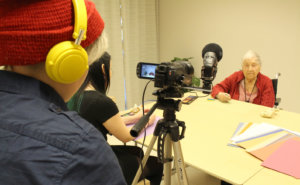 Amanda Ollinaho (vas.) ja Laura Kaunisto videoivat Toini Eerolan haastatteluja osana opiskelujaan. Kuva: Satu Kiuru