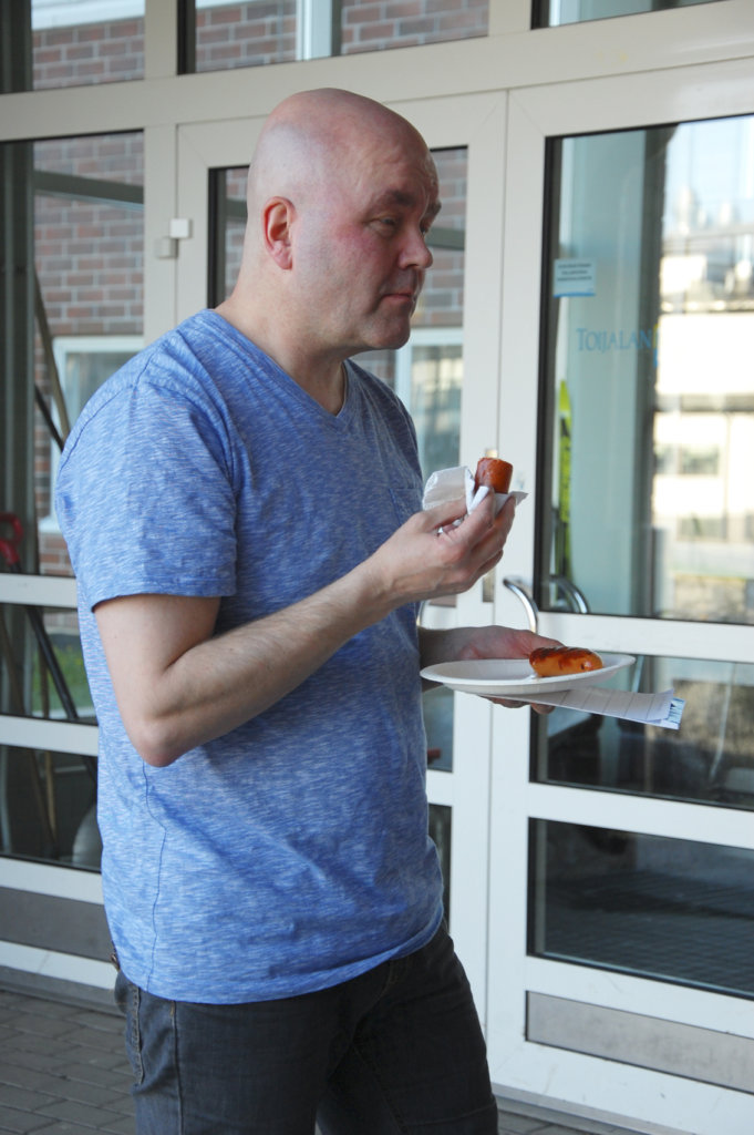 Jarmo Pikkuharju syö yleensä mausteisempia makkaroita.