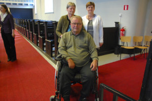 Helena Häkli (takana oikealla) auttoi vanhempiaan Aimo ja Sylvi Järvistä kirkkoretkellä.
