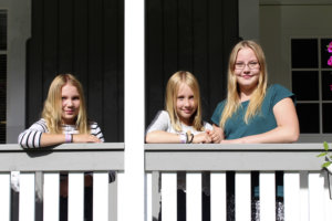 Roosa Mustonen (vas.) aloittaa seitsemännen luokan Toijalan yhteiskoulussa, Jonna menee Sontulan koulun viidennelle luokalle ja Erika Krankkala kuudennelle luokalle Toijalan yhteiskouluun. 