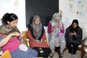 Shabistan Sakhizada (vas.), Uzra Rezai, Kubra Rezai ja Homa Ali osallistuivat käsityökerhoon viime tiistaina.