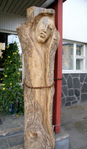 Sanna Karlsson-Sutisnan puuveistoksiin voi tutustua Akaan Seudussa vielä tämän kuun ajan. 