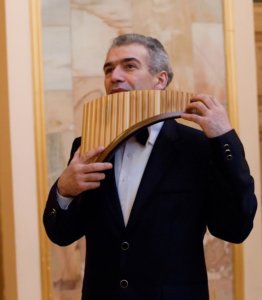 Igor Matseljuh soittaa muun muassa panhuilua. 