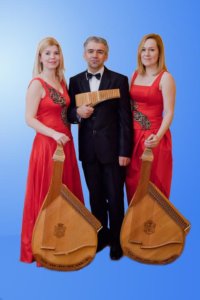 Trio Akoladan konsertissa kuullaan ukrainalaisia kansanlauluja, omia teoksia, maailman musiikkiperinteen helmiä ja hengellisiä teoksia. 