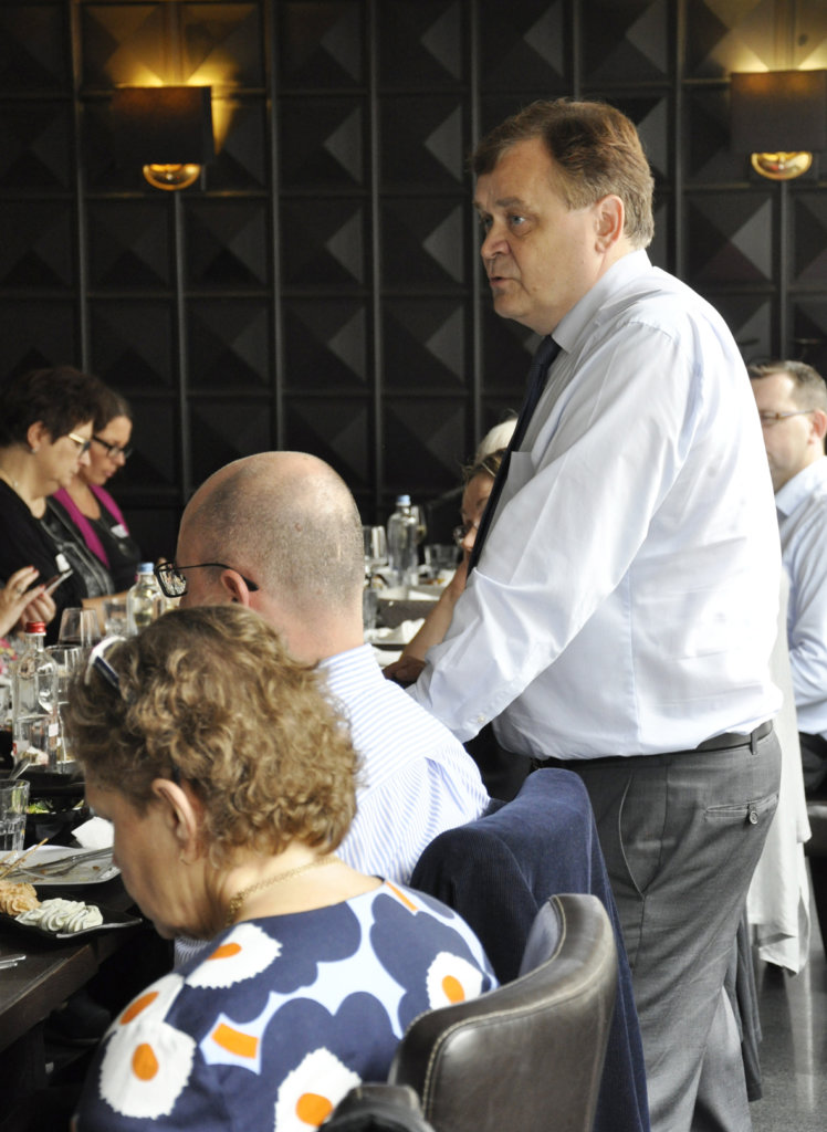 Euroopan komission viestintäpääosaston pääjohtaja Timo Pesonen tapasi suomalaistoimittajia brysseliläisessä kreikkalaisravintolassa.