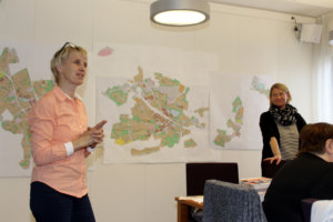 Suunnittelijat Minna Säpyskä-Nordberg ja Saila Hänninen Ikäinstituutista esittelivät Voimaa vanhuuteen -ohjelmaa viime viikon keskiviikkona Akaan kaupungintalolla. 